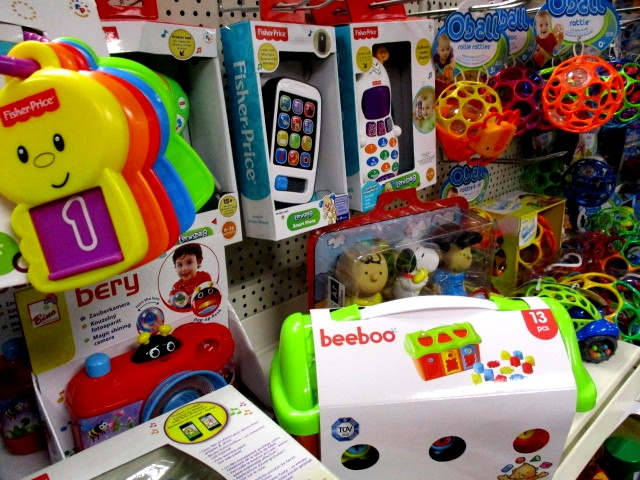 In den farbenfrohen Regalen im Kaufhaus Heitmüller in Wennigsen finden Sie Baby- und Kleinkindspielzeug, darunter Stapelringe, Spieltelefone, Musikspielzeug, Aktivitätssets und Rasseln - alles in farbenfrohen Verpackungen mit verspielten Designs für jedes Kind.