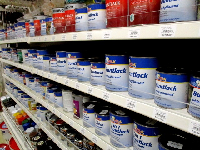 In den Regalen im Kaufhaus Heitmüller stehen viele Farbdosen in verschiedenen Farben und Marken, und in Wennigsens Haus&Co-Abteilung sind Reihen von blauen, roten und anderen beschrifteten Dosen fein säuberlich auf weißen Regalen angeordnet.