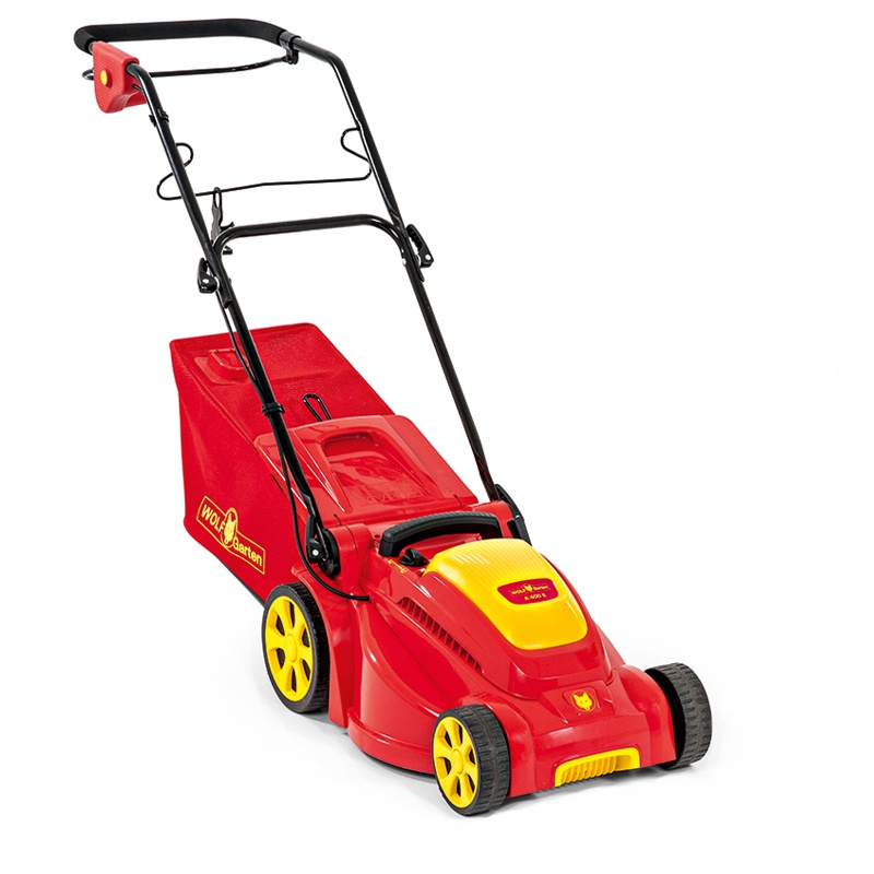 Ein rot-gelber elektrischer Rasenmäher mit schwarzem Griff und einem hinten angebrachten roten Grasfangsack, erhältlich im Fachgeschaeft Kaufhaus Heitmueller, auf weißem Hintergrund.