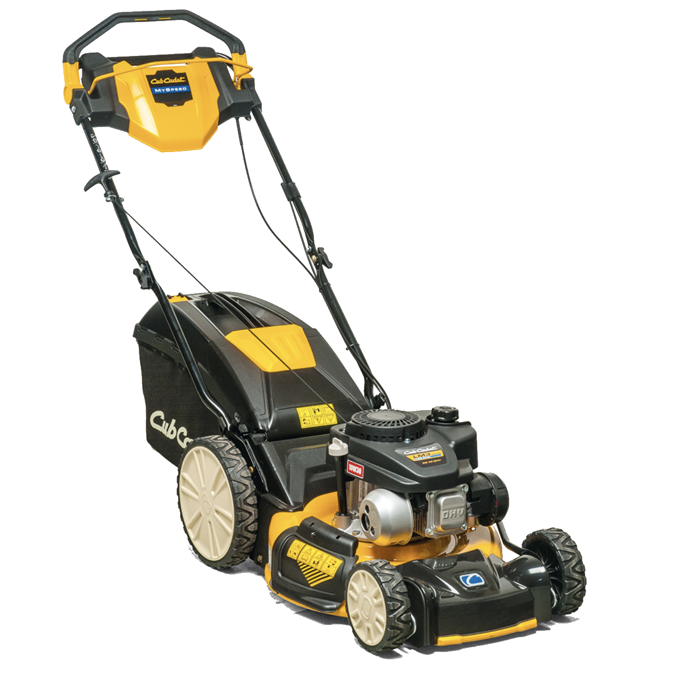 Ein gelb-schwarzer Cub Cadet-Rasenmäher mit Grasfangsack, robusten Rädern und einem Führungsholm, der für die Rasenpflege im Freien konzipiert ist.