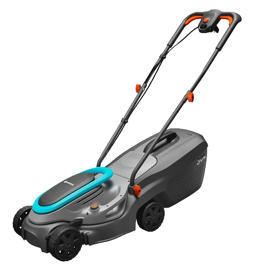 Ein moderner elektrischer Rasenmäher mit einem schwarz-grauen Gehäuse, blauen Akzenten, vier Rädern, einem orangefarbenen Einschaltknopf und einem Grasfangsack auf der Rückseite. Der Griff ist nach oben geneigt und hat einen orangefarbenen Hebel.